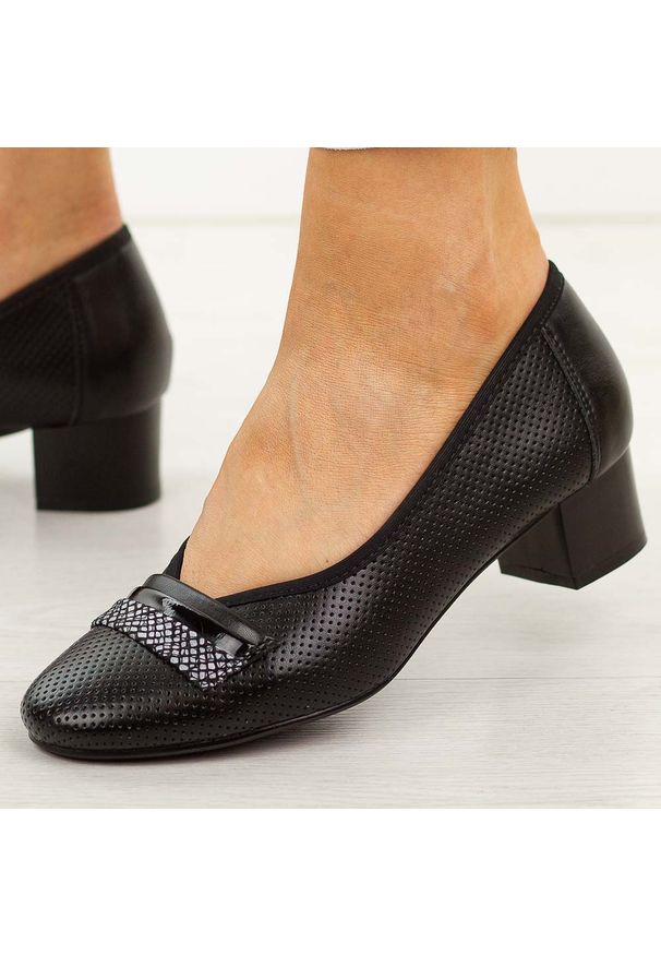 POTOCKI - Czarne czółenka damskie na obcasie Potocki 12792. Okazja: na co dzień, do pracy. Nosek buta: okrągły. Kolor: czarny. Szerokość cholewki: normalna. Wzór: ażurowy. Materiał: skóra. Sezon: wiosna, jesień, lato. Obcas: na obcasie. Styl: casual, elegancki, klasyczny. Wysokość obcasa: średni