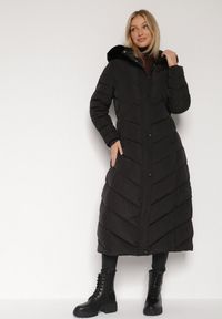 Born2be - Czarna Długa Kurtka Zimowa z Pikowaniem Paskiem i Kapturem z Futrem Retilma. Kolor: czarny. Materiał: futro. Długość: długie. Sezon: zima. Styl: elegancki #6