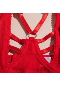 Intica - Komplet bielizny trzyczęściowy z delikatnymi detalami Hotske. Kolor: czerwony. Materiał: tkanina, koronka. Wzór: koronka #5