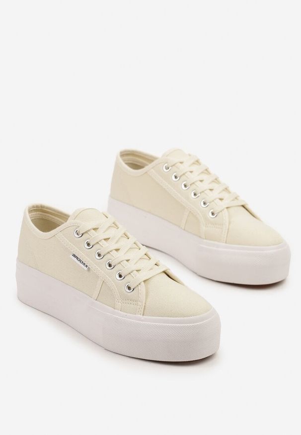 Renee - Beżowe Basicowe Trampki na Platformie Mailiselle. Okazja: na co dzień. Kolor: beżowy. Materiał: jeans. Obcas: na platformie. Styl: casual, klasyczny