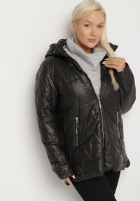 Born2be - Czarna Pikowana Kurtka z Kapturem w Klasycznym Stylu Mallissa. Okazja: na spacer. Typ kołnierza: kaptur. Kolekcja: plus size. Kolor: czarny. Materiał: jeans. Wzór: aplikacja. Styl: klasyczny