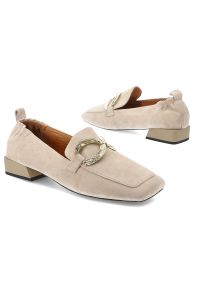 Półbuty damskie S.Barski D&A, cholewka skóra naturalna zamszowa wsuwany fason metalowa ozdoba na przodzie niski obcas kwadratowy nosek, beżowe, CR61-. Kolor: beżowy. Materiał: zamsz, skóra. Szerokość cholewki: normalna. Wzór: aplikacja. Obcas: na obcasie. Wysokość obcasa: niski #3