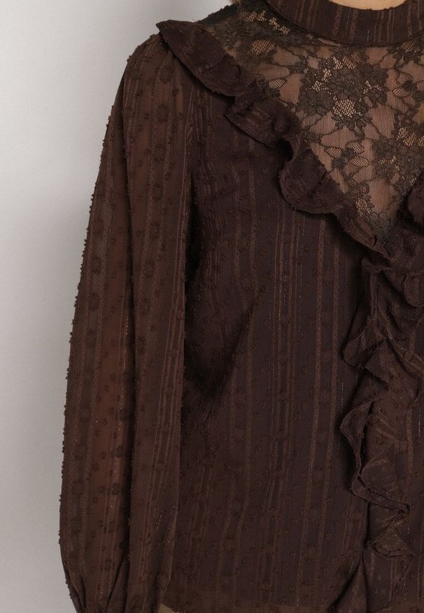 Born2be - Brązowa Bluzka Zdobiona Koronką Falbankami i Metaliczną Nicią Feralea. Okazja: na co dzień, do pracy, na spotkanie biznesowe. Typ kołnierza: kołnierz z falbankami. Kolor: brązowy. Materiał: koronka. Wzór: aplikacja, koronka. Styl: casual, biznesowy, elegancki