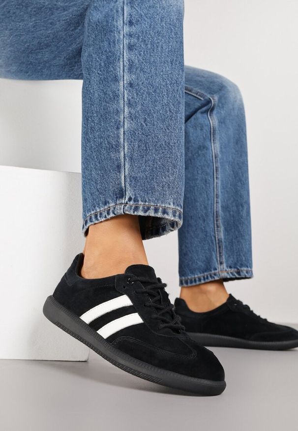 Born2be - Czarno-Białe Skórzane Sneakersy na Płaskiej Podeszwie Ozdobione Paskami Nelavirae. Zapięcie: pasek. Kolor: czarny. Materiał: skóra. Wzór: aplikacja. Obcas: na płaskiej podeszwie