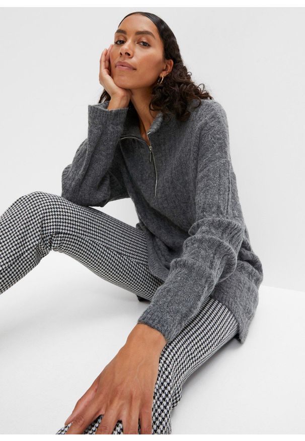 bonprix - Długi sweter we wzór w warkocze. Kolor: szary. Długość: długie