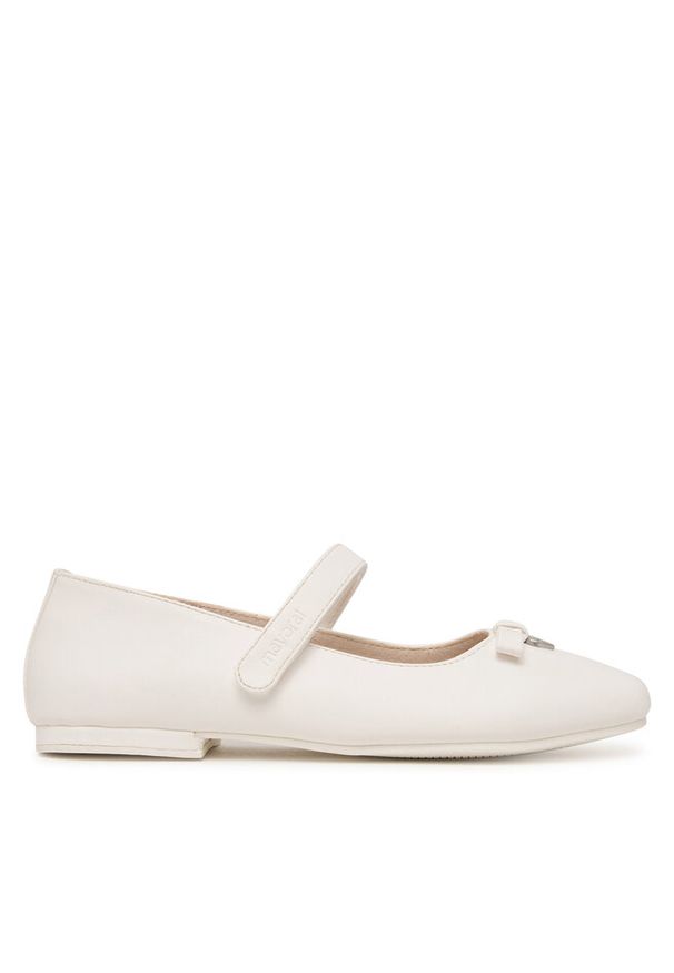 Półbuty Mayoral. Kolor: biały