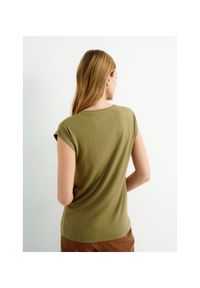 Ochnik - Oliwkowy T-shirt damski z aplikacją. Kolor: oliwkowy. Materiał: wiskoza. Długość: krótkie. Wzór: aplikacja. Styl: elegancki #4