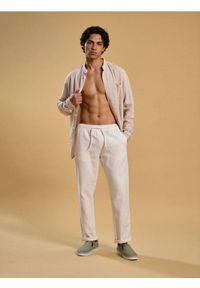 Sinsay - Spodnie chino jogger - kremowy. Kolor: kremowy