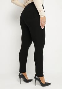 Born2be - Czarne Spodnie z Wysokim Stanem Slim i Kieszeniami Tasbia. Okazja: do pracy, na spotkanie biznesowe, na co dzień. Stan: podwyższony. Kolekcja: plus size. Kolor: czarny. Styl: casual, elegancki, biznesowy