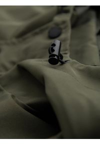 Ombre Clothing - Męska funkcjonalna kurtka przejściowa z kapturem – oliwkowa V2 - Rozmiar: S. Okazja: na co dzień. Typ kołnierza: kaptur. Kolor: oliwkowy. Materiał: tkanina, poliester, materiał. Wzór: gładki. Styl: casual #8
