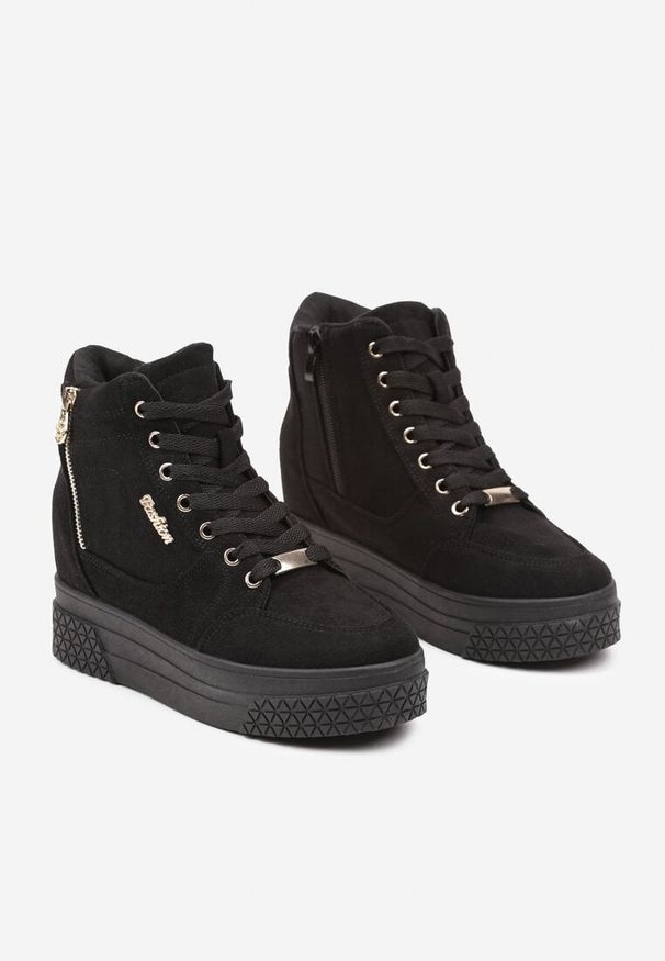 Born2be - Czarno-Złote Sneakersy na Ukrytym Koturnie z Metalicznymi Wstawkami i Ozdobnym Suwakiem Daimana. Nosek buta: okrągły. Zapięcie: zamek. Kolor: czarny. Materiał: materiał. Obcas: na koturnie. Wysokość obcasa: średni