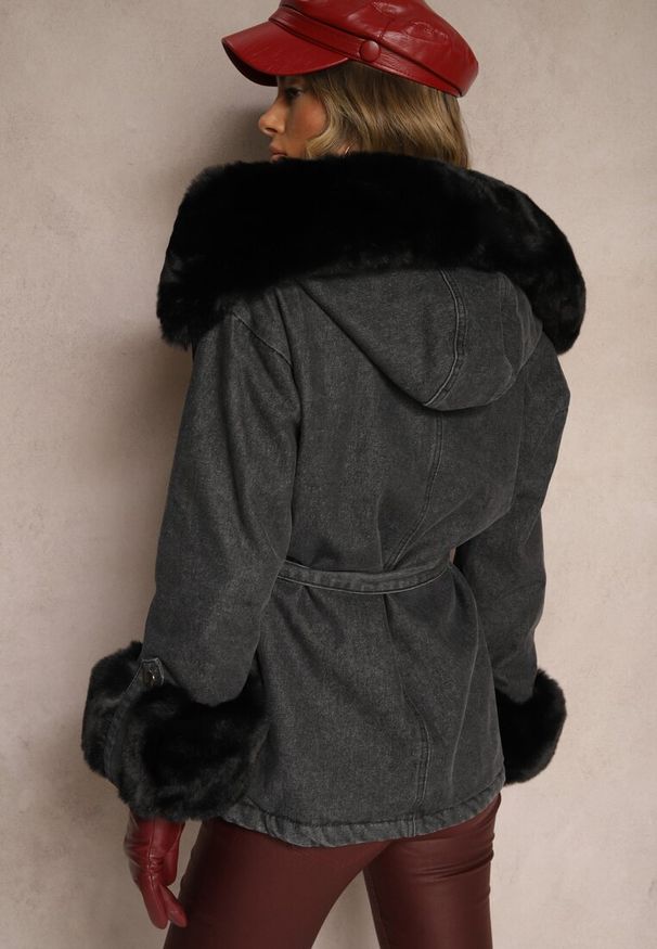Renee - Czarno-Szara Jeansowa Kurtka z Odpinanym Futerkiem i Kapturem z Dodatkowym Paskiem Tarwena. Okazja: na co dzień. Kolor: czarny. Materiał: jeans, futro. Styl: sportowy, klasyczny, elegancki, casual