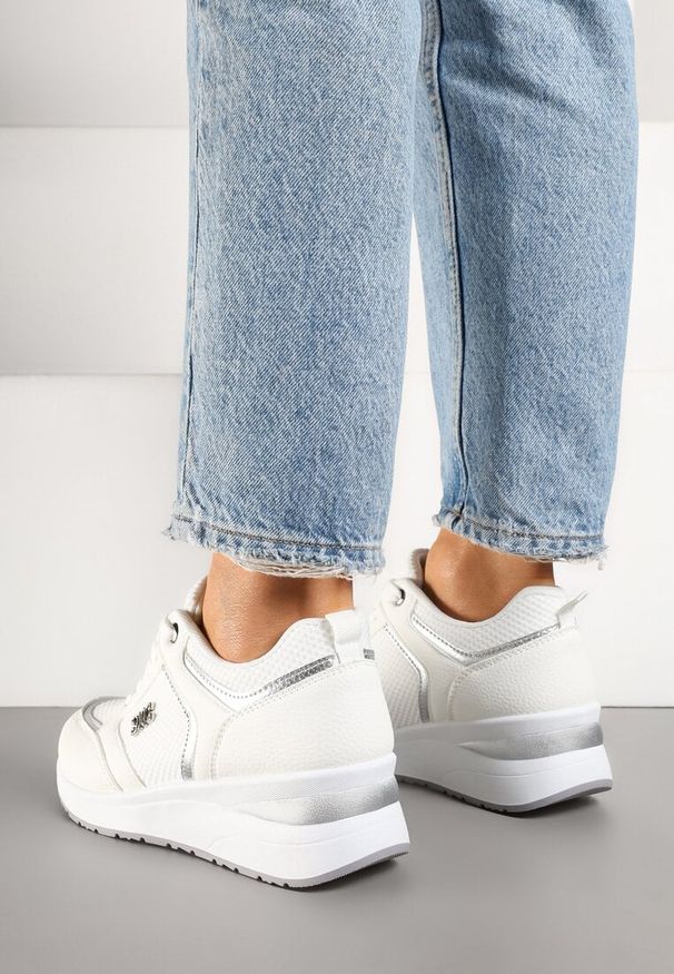 Renee - Białe Sneakersy na Koturnie Ozdobione Metalicznymi Aplikacjami Emselia. Nosek buta: okrągły. Zapięcie: sznurówki. Kolor: biały. Materiał: materiał. Wzór: aplikacja. Obcas: na koturnie. Wysokość obcasa: średni