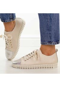 POTOCKI - Beżowe skórzane półbuty damskie Potocki 19434. Okazja: na co dzień. Zapięcie: sznurówki. Kolor: beżowy. Materiał: skóra. Szerokość cholewki: normalna. Wzór: ażurowy. Sezon: wiosna, lato, jesień. Styl: casual, klasyczny, elegancki #1