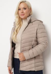 Born2be - Beżowa Pikowana Kurtka z Odpinanym Kapturem ze Ściągaczami Savarella. Okazja: na co dzień. Kolekcja: plus size. Kolor: beżowy. Materiał: jeans, materiał. Styl: casual, elegancki