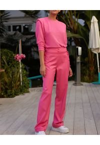 MOTIVE&MORE - Różowe spodnie Tariffa. Stan: podwyższony. Kolor: fioletowy, różowy, wielokolorowy. Materiał: wiskoza, materiał