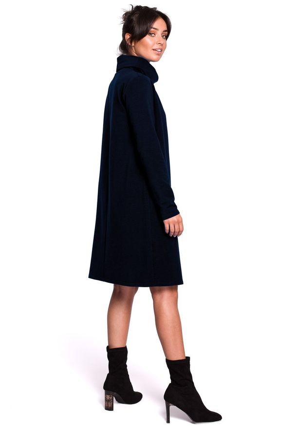 Sukienki.shop - Sukienka dresowa oversize trapezowa z wysokim kołnierzem granatowa. Okazja: na co dzień, na spacer. Kolor: niebieski. Materiał: dresówka. Długość rękawa: długi rękaw. Wzór: kolorowy. Typ sukienki: trapezowe, oversize. Styl: klasyczny, casual