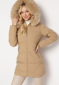 Born2be - Ciemnobeżowa Kurtka w Geometryczne Pikowanie z Kapturem i Futerkiem Bellinae. Typ kołnierza: kaptur. Kolor: beżowy. Materiał: futro. Wzór: geometria #2