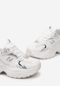 Renee - Białe Sneakersy na Grubej Podeszwie z Ozdobną Naszywką Svante. Kolor: biały. Materiał: jeans, dresówka. Wzór: aplikacja #4