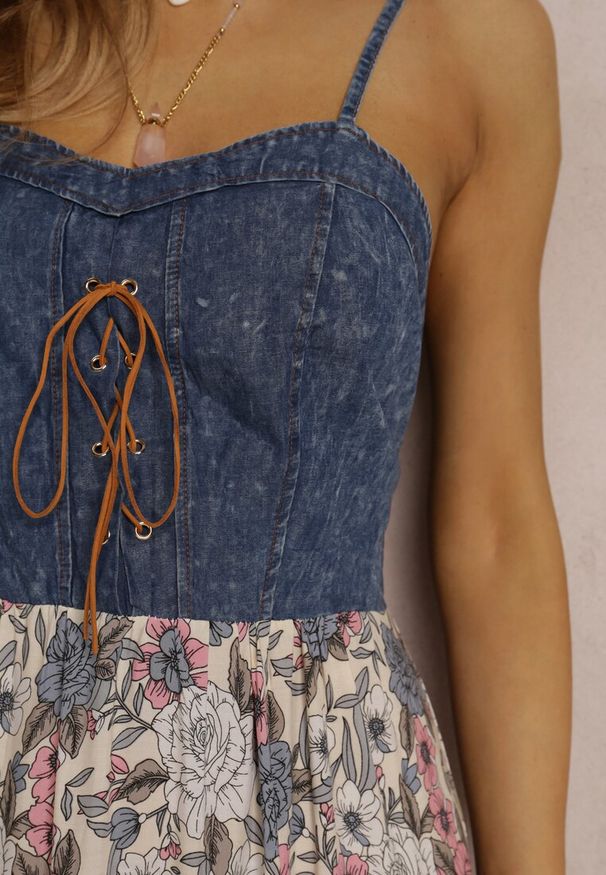 Renee - Beżowa Sukienka Tarain. Kolor: beżowy. Materiał: jeans, tkanina. Długość rękawa: na ramiączkach. Wzór: kwiaty. Sezon: lato. Styl: boho. Długość: maxi