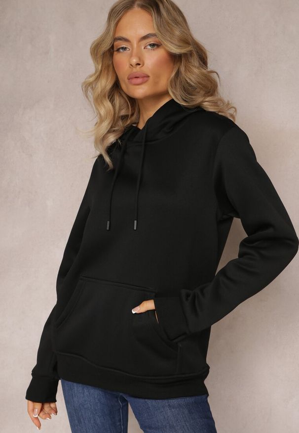 Renee - Czarna Bluza z Kapturem i Sznurkami oraz Kieszenią Wykończona Ściągaczami Vrokira. Typ kołnierza: kaptur. Kolor: czarny. Materiał: bawełna. Styl: sportowy, klasyczny