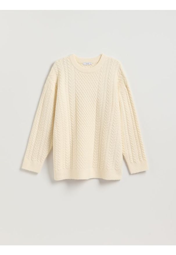 Reserved - Sweter oversize z warkoczowym splotem - kremowy. Kolor: kremowy. Materiał: dzianina, wełna. Wzór: ze splotem