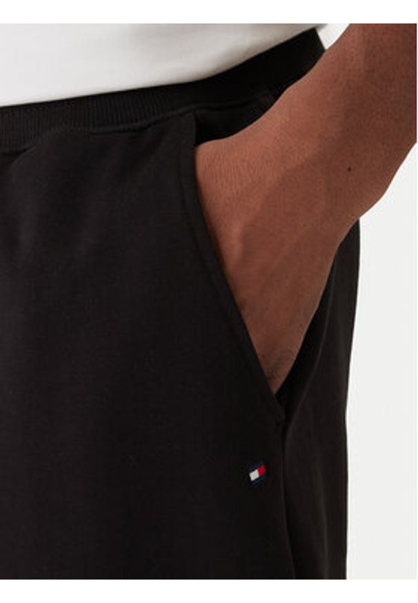 TOMMY HILFIGER - Tommy Hilfiger Spodnie dresowe Essential MW0MW37236 Czarny Regular Fit. Kolor: czarny. Materiał: bawełna