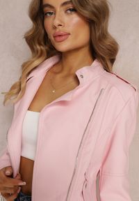 Renee - Różowa Asymetryczna Ramoneska ze Stójką i Napami na Ramionach Comena. Typ kołnierza: kołnierzyk stójkowy. Kolor: różowy #5