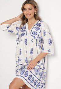 Born2be - Niebiesko-Biała Wiskozowa Sukienka ze Wzorem Boho Frisana. Okazja: na co dzień. Typ kołnierza: dekolt w kształcie V. Kolor: niebieski. Materiał: wiskoza. Styl: boho #4
