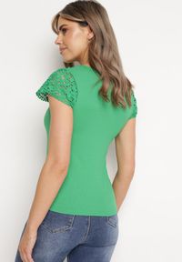Born2be - Zielony Prążkowany T-shirt z Krótkim Rękawem Ozdobiony Koronką Neliah. Kolor: zielony. Materiał: prążkowany, koronka. Długość rękawa: krótki rękaw. Długość: krótkie. Wzór: aplikacja, koronka. Styl: klasyczny