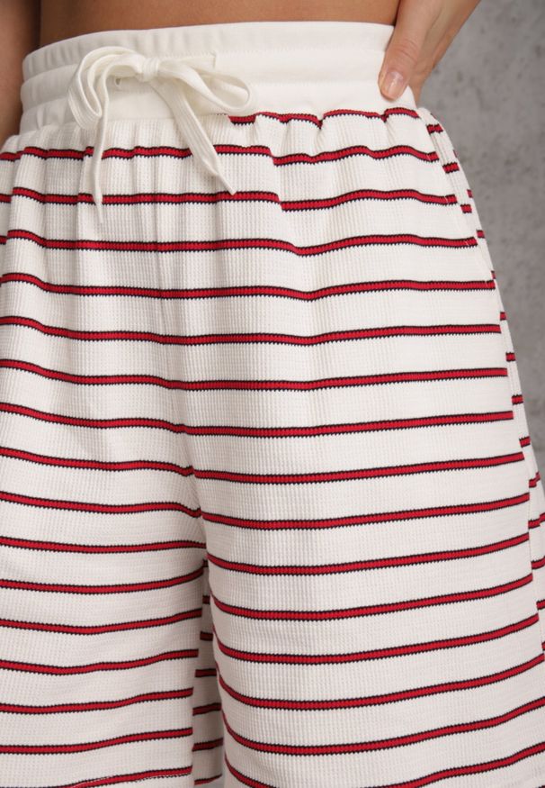 Renee - Czerwono-Białe Casualowe Szorty High Waist w Prążki z Bawełnianej Tkaniny Lennliss. Okazja: na co dzień. Stan: podwyższony. Kolor: czerwony. Materiał: bawełna, tkanina. Wzór: prążki. Sezon: lato. Styl: casual
