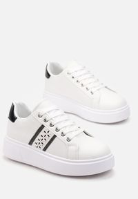 Born2be - Biało-Czarne Sneakersy na Platformie z Ażurowym Zdobieniem Jovieni. Kolor: biały. Materiał: jeans. Wzór: ażurowy, aplikacja. Obcas: na platformie #2