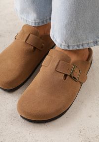 Renee - Jasnobrązowe Klapki Typu Chodaki z Zamszu Naturalnego z Klamrą Meridnore. Kolor: brązowy. Materiał: zamsz. Sezon: lato. Styl: elegancki #7
