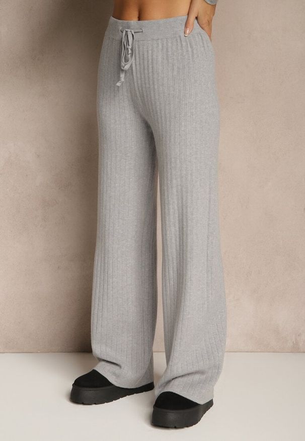 Renee - Szary Komplet z Prążkowanej Dzianiny Spodnie Wide Leg i Sweter ze Stójką Feniria. Kolor: szary. Materiał: dzianina, prążkowany