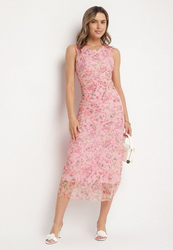 Born2be - Różowa Koktajlowa Taliowana Sukienka w Kwiaty z Wiskozową Podszewką Lidra. Okazja: na wesele, na imprezę, na co dzień, na ślub cywilny. Kolor: różowy. Materiał: wiskoza. Wzór: kwiaty. Styl: wizytowy