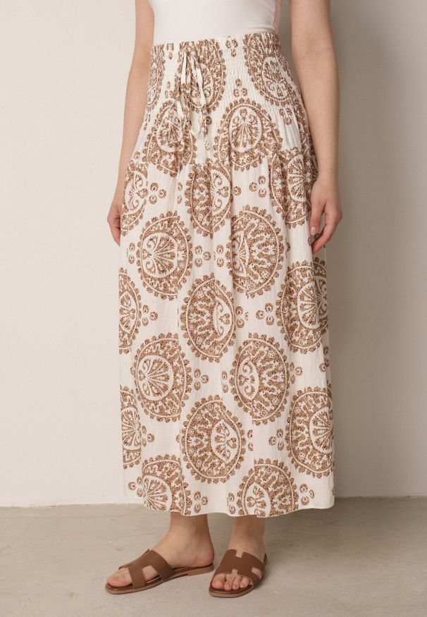 Born2be - Beżowa Rozkloszowana Spódnica z Wiskozy z Wysokim Stanem i Etnicznym Wzorem Ari. Okazja: do pracy, na co dzień, na spacer. Stan: podwyższony. Kolor: beżowy. Materiał: wiskoza. Wzór: aplikacja. Sezon: lato. Styl: casual