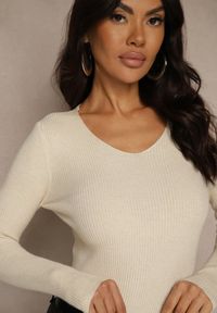 Renee - Jasnobeżowy Sweter z Bawełną z Prążkowanej Dzianiny Reisaria. Okazja: na co dzień. Kolor: beżowy. Materiał: prążkowany, bawełna, dzianina. Styl: klasyczny, casual #2