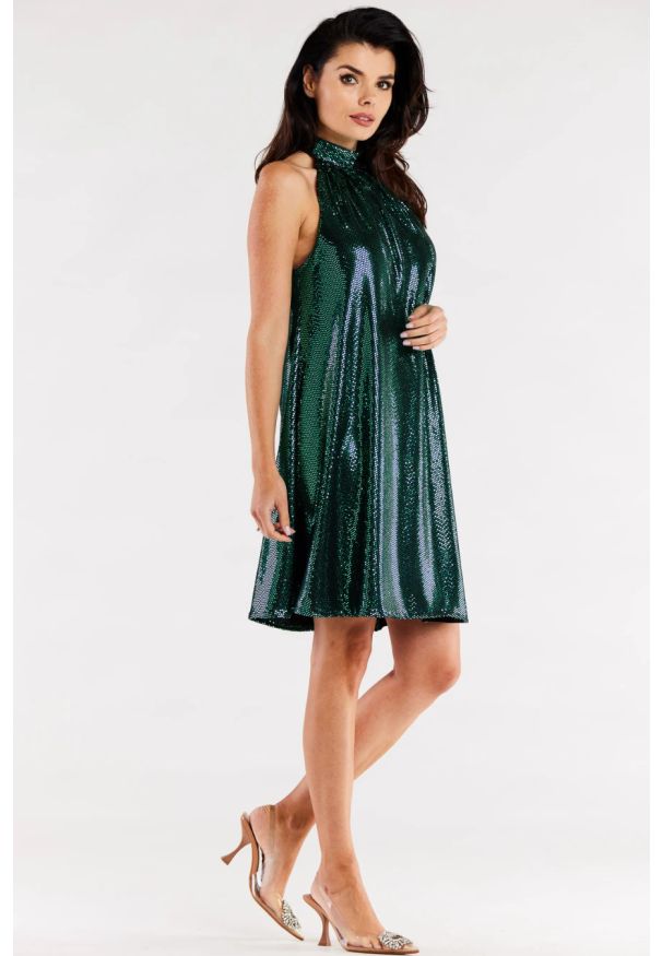 Sukienki.shop - Sukienka trapezowa z dekoltem halter neck błyszcząca zielona. Okazja: na randkę, na ślub cywilny, na wesele, na imprezę. Typ kołnierza: dekolt halter. Kolor: zielony. Typ sukienki: trapezowe. Styl: wizytowy