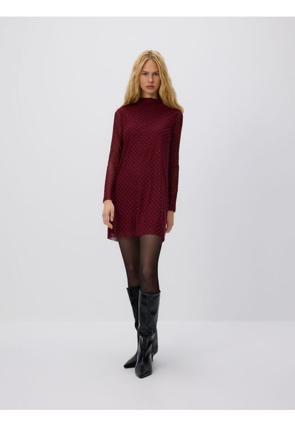 Reserved - Sukienka z dekoracyjnymi aplikacjami - bordowy. Kolor: czerwony. Materiał: dzianina. Wzór: aplikacja. Typ sukienki: proste