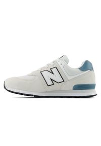 Buty dziecięce New Balance G5744LM – beżowe. Okazja: na co dzień, na uczelnię. Kolor: beżowy. Materiał: zamsz, syntetyk, materiał. Szerokość cholewki: normalna. Model: New Balance 574. Sport: turystyka piesza #6