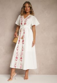 Renee - Biała Rozkloszowana Sukienka z Bawełny w Stylu Boho z Ozdobnym Haftem Sersena. Okazja: na co dzień. Typ kołnierza: dekolt w kształcie V. Kolor: biały. Materiał: bawełna. Długość rękawa: krótki rękaw. Wzór: haft. Styl: boho #3