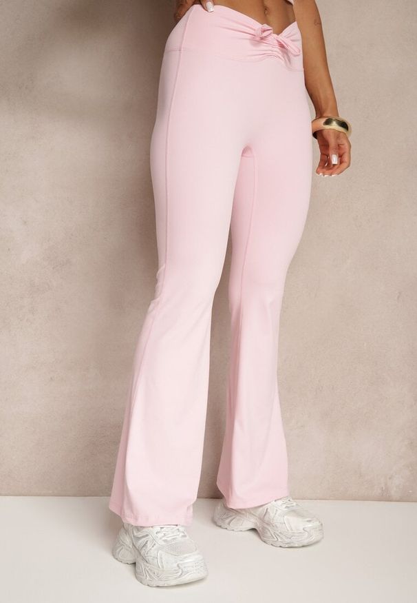 Renee - Różowy Komplet Sportowy Dopasowany Top i Spodnie Flare z Wiązaniem w Talii Koseria. Kolor: różowy