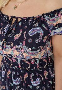 Born2be - Granatowa Sukienka na Lato Bawełniana Hiszpanka z Wzorem Paisley i Gumką w Pasie Vediana. Okazja: na ślub cywilny, na co dzień, na spacer, na wesele. Typ kołnierza: dekolt hiszpanka. Kolor: niebieski. Materiał: bawełna. Długość rękawa: na ramiączkach. Wzór: paisley. Sezon: lato. Styl: casual #4