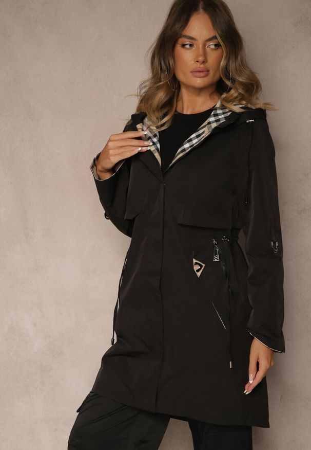 Renee - Czarna Kurtka Parka z Kapturem Podpinanymi Rękawami i Printem w Kratę Hallela. Typ kołnierza: kaptur. Kolor: czarny. Materiał: jeans. Długość: do kolan. Wzór: nadruk. Sezon: jesień