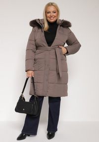 Born2be - Brązowa Pikowana Kurtka z Kapturem z Futrem i Wiązanym Paskiem Mevinatia. Okazja: na co dzień. Typ kołnierza: kaptur. Kolekcja: plus size. Kolor: brązowy. Materiał: futro. Styl: casual, klasyczny #5