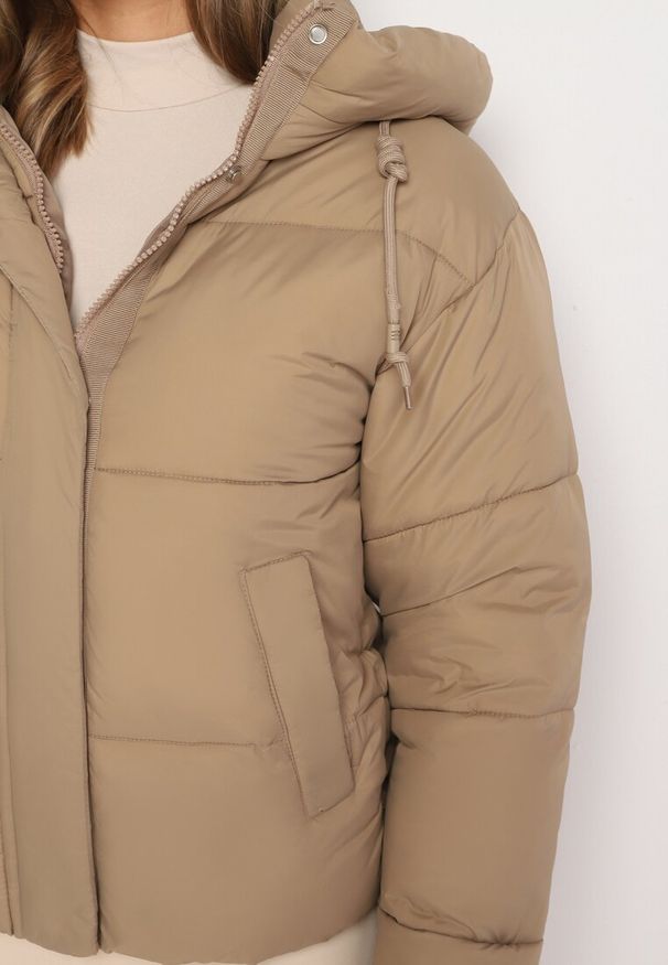 Born2be - Ciemnobeżowa Pikowana Kurtka Puffer z Kapturem Miviera. Okazja: na co dzień, na spacer. Typ kołnierza: kaptur. Kolor: beżowy. Materiał: dzianina, jeans. Sezon: zima. Styl: casual