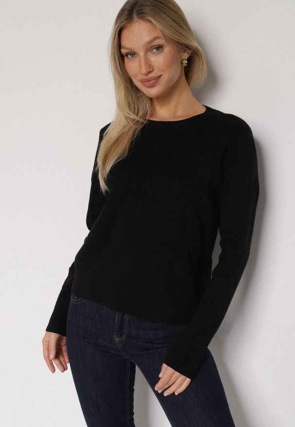 Born2be - Czarny Sweter z Wiskozą i Tłoczonymi Kwiatami Lanifera. Okazja: na co dzień. Kolor: czarny. Materiał: wiskoza. Wzór: kwiaty. Styl: casual