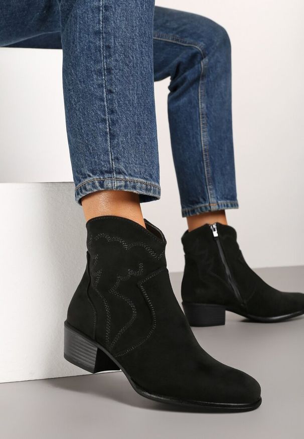 Renee - Czarne Botki Kowbojki na Słupku z Ozdobnymi Przeszyciami Mazilina. Okazja: na co dzień. Kolor: czarny. Materiał: jeans. Obcas: na słupku. Styl: elegancki, casual