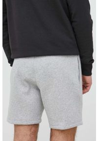 TOMMY HILFIGER - Tommy Hilfiger szorty męskie kolor szary. Okazja: na co dzień. Kolor: szary. Materiał: bawełna. Wzór: nadruk. Styl: casual #4
