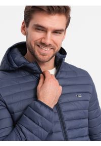 Ombre Clothing - Kurtka męska pikowana pakowana w worek - granatowa V1. Typ kołnierza: kołnierzyk stójkowy. Kolor: niebieski. Materiał: nylon, poliester, materiał